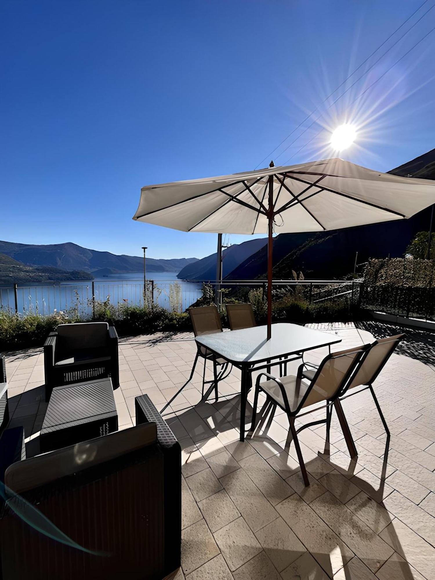 Appartamento Grande Terrazza Vista Lago Parzanica Kültér fotó